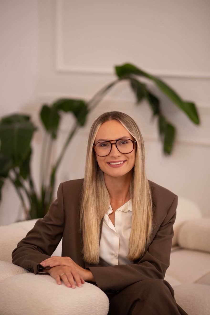 Agata Godycka, psycholog, w jasnym gabinecie